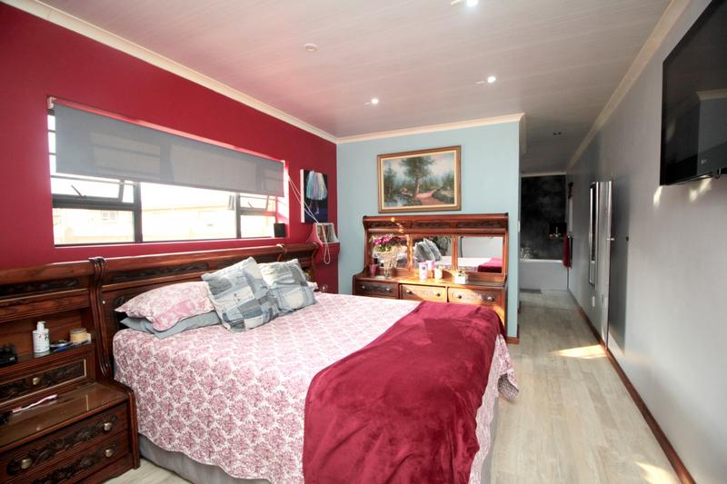 5 Bedroom Property for Sale in Fraaiuitsig Western Cape